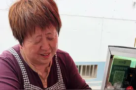 运城街头炒馍花，小碗5块，大碗7块，这是多少人儿时的回忆#路边摊美味 #万物皆可种草搜  #内容启发搜索 #寻味河东 #这一口才是烟火的味道