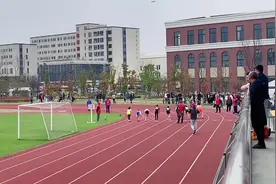 五年级小女孩800米决赛。赛前很紧张，我说不要去想结果视频封面