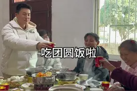 大年29，婆婆在厨房忙着准备年夜饭，我负责带好孩子，老公跟小叔贴对联，一起分工明确，开开心心的过新年…#记录生活#过年啦过年啦视频封面