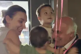 隔代亲真的不分国籍！孙子才是亲生的，女儿就是充话费送的 #土耳其艾夏一家的幸福生活 #千万生活dou来拍视频封面