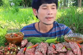 泰国村长吃刺身牛肉#泰国美食 #户外美食 #农村美食视频封面
