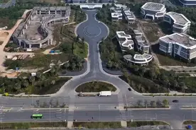 恒驰汽车工厂位于南沙，恒大斥资1600亿打造，五年共卖出1389辆汽车，亏损1100亿，平均每辆车亏损近1亿。如今厂房荒芜，网友对恒驰汽车的未来表示担忧。视频封面