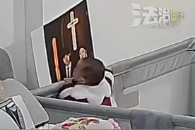 在外打工的妈妈在监控中看到，宝宝对着父母结婚照贴贴，“和爸爸顶顶头，和妈妈亲亲”，连夜回家把宝宝从家里接到自己身边视频封面