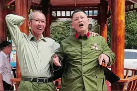 一个转身，四十年已逝，曾经的伤残退役仿佛还在昨日。那段激情燃烧的岁月里，摸爬滚打、挥洒青春的日子令人难以忘怀，舍生忘死、并肩灭寇的阵地更是刻骨铭心。韶华虽逝，头发已染霜，浑身伤痛却依然身姿挺拔，展现出一种不屈的精神和对过往的珍视。#伤残军人#记录生活#创作灵感视频封面