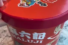 这个酸辣粉，一点都泡不开生气，大老远从中国背过来🙄🙄🙄🙄#汪小菲 #张兰 #酸辣粉 #麻六记视频封面