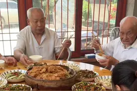 五代人同桌吃饭真的好幸福，无论有钱没钱，一家人团结和睦才是真正的幸福#记录真实生活 #农村生活 #家和万事兴 #五代同堂 #家的味道视频封面