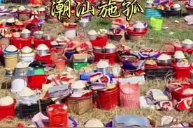 潮汕地区的“施孤”习俗，从农历七月初一至月底，也有一些地方则在八月，祭奠无主的亡魂，供品放在地上，不在室内设祭，体现了对他人的体贴和对历史的铭记。这种习俗展现了潮汕人对逝者的温柔以待，体现了真正的文明，而八月施孤，没想到这背后却是因为曾经的一场乡难史，400多年前，海盗吴平带倭寇攻陷古缇乡寨村“古埕村”生灵涂炭，为了勉励后人不忘乡难，将原七月的中元节施孤改在了每年的农历八月二十日举行。 #潮汕民俗文化 #施孤现场 #历史介绍 #历史解说 #农村风俗传统