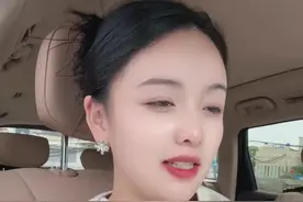 先生，清早出门半夜归，忙忙碌碌我是谁？春风若有怜花意，可否许我再少年呐。#见字如面 #生活感悟 #朗读者如一 #治愈系笑容视频封面