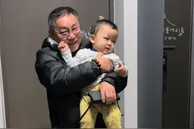 韩国公公是真爱小老三啊，三弟也真会撒娇，老大老二都怕爷爷，老三还不怕爷爷就更喜欢了#中韩夫妇 #海外生活 #日常vlog #韩国公公视频封面