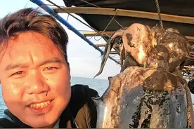 扒皮都卖到80一斤了舍不得休息，随便上一条墨鱼都要上百了 #冬日捕鱼 #每天和你分享不一样的故事🔥 #新农人计划2025 #带你看三农 #新农人计划视频封面
