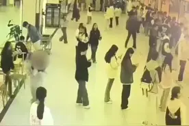 女孩在食堂打闹时撞到端面条的同学被烫，随后竟调监控要求男生道歉…… #你怎么看视频封面