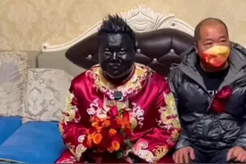 1月12日，河北邯郸。新郎上门接亲瞬间脸被抹得像煤球，拍摄者：当地婚俗，给新郎点“颜色”看看。你怎么看这种婚闹？