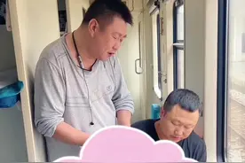 乘坐火车时，请不要长时间占用电源。#火车 #铁路 #火车上的那些事 #绿皮火车 #原创视频视频封面