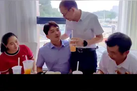 邓博＊谢浩男＊孙卓 #上热门 大家都说扶着邓博的肩膀，谢浩男就回家了!我也相信羡慕和幸运之神一定不会与我擦肩而过。浩男，爸爸在深圳等你回家!#一群人一条路坚持一直走下去 #做自己的健康冠军 #奥运会 #跟着思念去巴黎 @邓博 @邓博妈妈 @༺无心༻ @孙海洋 @四丫头孙卓妈妈 @孙 悦 @寻儿郑楚泽 @寻儿叶锐聪（大喇叭） @寻儿肖晓松 @寻儿刘悦 @罗传辉寻女罗妙全 @寻子谢浩男爸爸 @宝贝回家张宝艳@可可宝贝  @宝贝回家视频封面