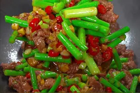 牛肉不用腌制，像我这样一炒，鲜嫩下饭，太好吃了！#美食教程 #湘菜 #蒜苔炒牛肉视频封面