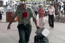 小伙退伍归来朋友到车站迎接，二人见面后互相拥抱并合影留念。男子:“当时真的很感动，好几年没见面了” 视频来源:@立正 #温暖瞬间 #战友情 #退伍不褪色