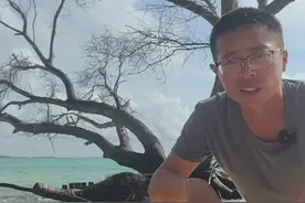 马尔代夫真的会消失吗？ 随着全球气候变暖，海平面上升，这对于马尔代夫这种平均海拔1.5左右的国家来说是致命的，几乎所有的岛屿都能看到几十年上百年的植被被海水连根冲起;海平面每年上升几毫米也许看起来很不起眼，但会在海平面附近的接壤地带造成巨大的影响，大家很难想象马尔代夫一千多个岛屿最高自然地面海拔只有2.5米，每个岛都是由松散的沙子堆积而成，而且十分平坦#气候变暖 #海平面上升 #马尔代夫视频封面