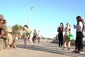 国外小伙街头假扮雕塑整蛊路人#街头恶搞#专治不开心视频封面