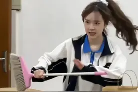 教室里拿扫帚的女孩，这又是多少男孩的青春！#校园生活视频封面
