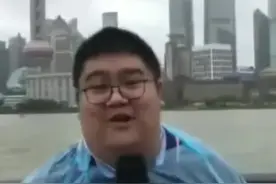 一到台风就想起了当年上海外滩的#台风专用记者，如今依旧在台风第一线#台风贝碧嘉登陆上海浦东#上海台风#台风贝碧嘉#记者视频封面