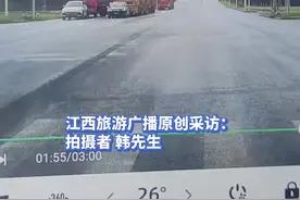 男子在路口看一辆车打滑冲向自己，对方急踩刹车 漂移过弯直接走了，只留下男子瑟瑟发抖的停在原地视频封面