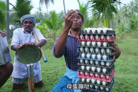 印度五小龙制作吮指原味蛋，给村里的老人补钙。#干净又卫生视频封面
