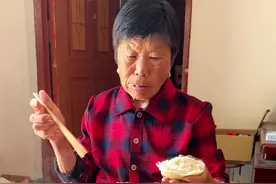 做豆糁，炒豆糁 #创作灵感 前两天奶奶做了不少的豆糁，今天啊就给它炒一下，做个豆糁炒蛋，咱河南的特产特色，再蒸点红薯吃，慢慢都是回忆！#2024新农人计划 #豆糁 #豆糁炒鸡蛋 #辣椒豆糁做法 @抖音创作者中心 @抖音热点宝视频封面