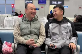 小时候的友谊是一起玩泥巴的快乐；长大后的友谊是相互倾诉的依靠。从懵懂孩童到成熟大人，我们的情谊在时光里沉淀！#兄弟情 #发小 #朋友 #记录生活 #丁文视频封面