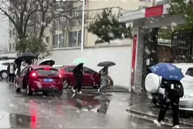 新学期开学第一天就迎来了鹅毛大雪，瑞雪兆丰年，预示着孩子们学业有成，2025年高考一定会顺顺利利，收获满满！一中的学子们加油！#新学期 #你的城市下雪了吗 #记录校园生活 #25届高考倒计时 #高三加油视频封面