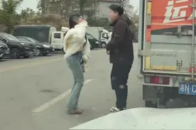 小情侣在路边吵架准备动手，没想到按喇叭的才是王者！#这操作都看傻了 #万万想不到 #惊不惊喜意不意外视频封面