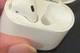 AirPods充电断断续续，偶尔能充，有时充不进电！ #airpods  #苹果耳机 #iphone #厦门美食视频封面