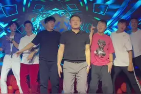 这种众人合唱的感觉真的太好了，每个人对音乐的敬畏之心… #漂洋过海来看你舞蹈挑战 #致青春男团#草木哥#临沂天堂超市酒吧视频封面