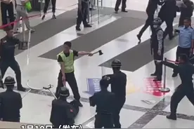 帅炸了！医院#反恐演习 ，大学生一招夺命剪刀脚制敌 #大学生视频封面