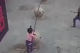 女儿正在玩耍，妈妈发现不对劲却已经晚了视频封面