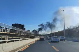 双桥东路附近，估计是着火了 我们经过时可能扑灭了，黑烟小了视频封面