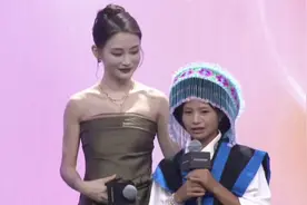 她是一位母亲，没有人会比她更爱自己的孩子。#小英一家#小英视频封面