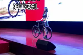 平把维洛克！ 非常适合新手入门骑行，尤其是女生，平把比弯把更好入门，还是油压碟刹，入门车质变🥲🥲🥲#公路车 #佳沃公路车 #公路车降价视频封面