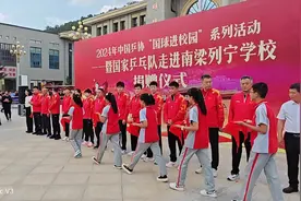 孩子们给国乒队员们戴上红领巾！视频封面