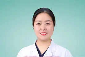 新生儿遗传代谢病筛查：守护新生健康的第一道防线 #硬核健康科普行动 #优生优育 #新生儿疾病筛查 新生儿遗传代谢性疾病筛查的意义:确诊遗传代谢病：通过筛查，可以确诊新生儿是否患有特定的遗传代谢病，如先天性甲状腺功能减退症、苯丙酮尿症、先天性肾上腺皮质增生症等。这些疾病在新生儿期往往没有明显的症状，但如果不及时诊断和治疗，会对新生儿的生长发育造成严重影响。一旦确诊，可以早期干预，降低治疗成本，提高人口素质。家长应遵循医生的建议和指导，按照要求完成筛查样本的采集和送检。关注筛查结果，如果筛查结果异常，应积极配合医生进行进一步检查和诊断。对于已经确诊的患儿，家长应定期进行复查和随访，以了解患儿的病情变化和治疗效果。#新生儿 #医学科普视频封面