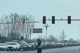 #学生 徒步去烈士陵园#扫墓 ，汽车纷纷让行，交警暖心护送！#正能量视频封面