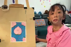 兴趣不仅是爱好，也是动力，当然学画画也不一定要成为画家，但能在心里播下一颗爱与美的种子！#河南信阳烧伤女孩小依娜 #记录孩子的点点滴滴视频封面