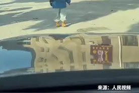 女孩偷吃烤肠被发现立马“扔掉”，还企图撒娇“萌”混过关视频封面