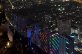 泰国曼谷最高处王权大厦78楼俯瞰夜景🌃。真的很值得来 在曼谷最高处俯瞰夜景甚是迷人#泰国 #王权大厦#海外生活视频封面