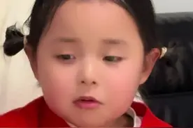 这真是一个悲伤又好笑的故事～😂！ 妹妹是真的没挨过哥哥打啊😂！轻轻碰一下她天都塌了～ 哥哥打我了，无法接受这个事实！#人类幼崽的迷惑行为 ##骗你生女儿 #看把这娃委屈成这样视频封面