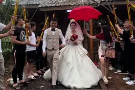 是儿时的玩伴 是一起长大 有幸成为你的伴郎 如约而至见证你们的婚礼 还有心中最帅气的伴郎团 #新婚现场 #发小结婚 #帅气伴郎团视频封面