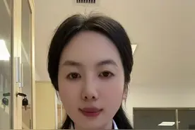 #乳腺癌 #放疗化疗  局部晚期乳腺癌的治疗相对来说要强化，对于三阳的患者目前是以抗her-2治疗为主线，就是说强化的话是针对her-2，而不是针对激素受体，所以不需要cdk4/6抑制剂的治疗。这一点非常重要。#帮助患者摆脱困扰 #硬核科普健康行动 大家有想了解的问题可以在评论区留言，我会选出典型的问题和大家聊一下。#医学科普 希望可以帮助到需要的人。视频封面