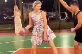 赤脚金发美女现身野球场，开始以为是青铜，后来没想到是王者！#打篮球的女生视频封面