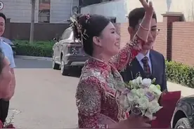 #婚礼最佳气氛组出现了，新人结婚，学生们集体欢呼送祝福视频封面