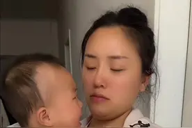 不知不觉两个娃马上就一周岁了，现在两个孩子晚上都要哭着吵着跟奶奶睡，多说孩子谁带的多就跟谁亲，但在这条带娃的路上婆婆从来没有让我操心过#婆婆带娃 #好婆婆是一个婚姻中最大的福星视频封面