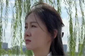 速箱油该多少公里换一次？  日系韩系车，不要动不动就想着换变速箱油， 变速箱油的工作环境， 与机油截然不同。 不要想着以更换机油的频率，去更换变速箱油。 为什么？ 因为变速箱油有时候反而是换了才会出问题。  你可以搜搜： “为什么有些自动变速箱换油后反而容易出问题。”  如果变速箱油的油品不匹配。 因为换的时候操作不当，比如滤清器没有更换 油量不当，比如加注过多，会导致内部压力过高 极容易犯的还是清洗不彻底， 没有彻底清洗变速器内部的油泥和沉积物， 新油和旧油混合后会影响新油的性能， 甚至可能堵塞油路和阀体。  韩系车，比如狮铂拓界，要求始终不要更换变速箱油。 这是有道理的。  德系车，日系车， 也不要动不动三四万公里就换一次变速箱油。 我的建议是按照保养手册的上限。 不过我即便换，肯定也是按照建议上限的2倍里程数操作。 而且我只有重力换油法。为什么不用循环机的原因，我写在评论区。 过度保养是小白才干的事。#小酸奶说车视频封面